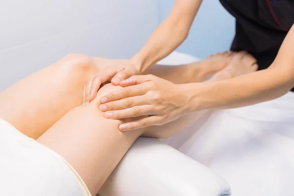 Specjalista masaż kolana do klienta iz — Zdjęcie stockowe