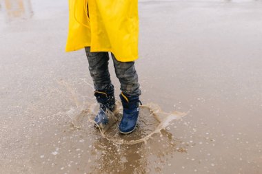lastik çizmeler azıyorum bacaklarda çocuk.