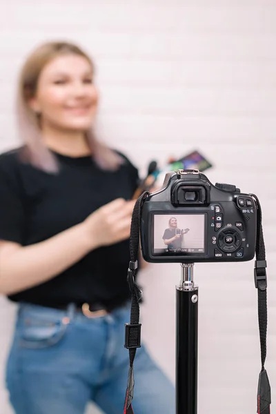 Skönhetsbloggare Influencer Framför Kameran Spelar Video — Stockfoto