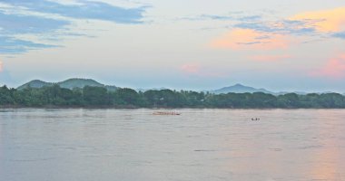Chiang Khan 'da yolcu teknesi, Tayland 'da Loei Eyaleti.