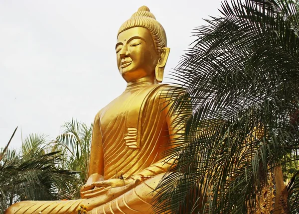 Buddha staty vid templet i thailand. — Stockfoto