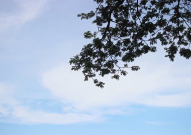 Tarihi açık gökyüzü üzerinde gökyüzü altında gölge.