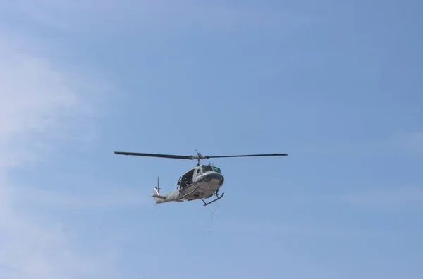 Helicóptero agência militar sobre cosmopolita . — Fotografia de Stock