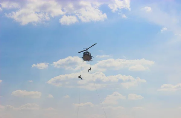 Snabb-Lop är ledighet helikopter show av Airman. — Stockfoto