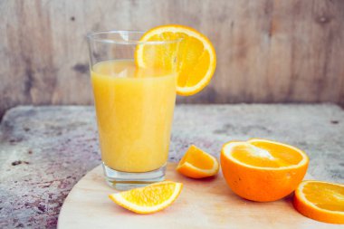 ahşap masa üzerinde grunge arka plan üzerinde taze portakal suyu