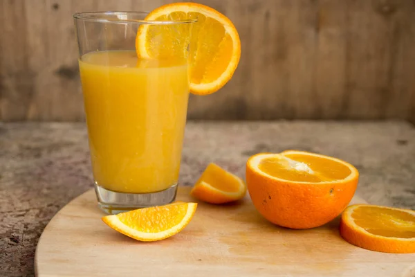 Jus d'orange frais avec tranche d'orange sur table en bois — Photo