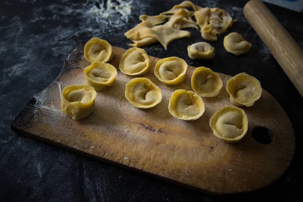 Świeżo przygotowany włoski tortellini na desce — Zdjęcie stockowe