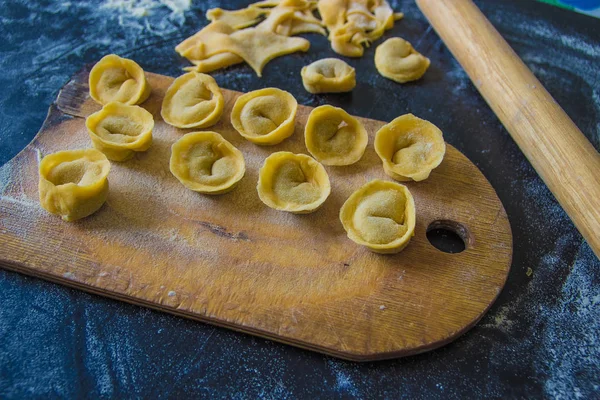 Tortellini italiani appena preparati su tavola di legno — Foto Stock