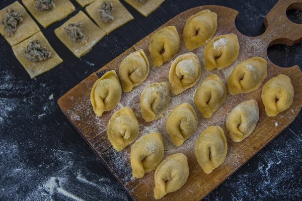 Tortellini italiani appena preparati su tavola di legno — Foto Stock