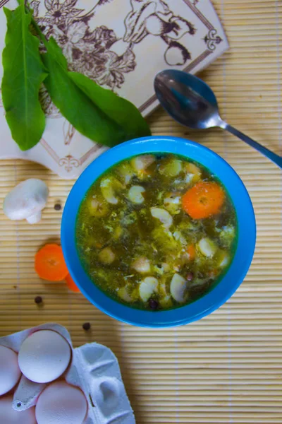 Sorrel зеленый русский суп в голубой чаше вид сверху — стоковое фото