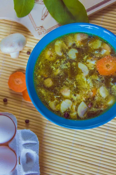 Sorrel sopa russa verde na tigela azul — Fotografia de Stock