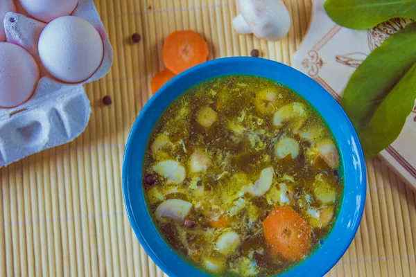 Sorrel green russian soup in the blue bowl — Stock Photo, Image