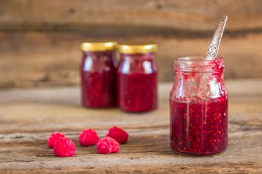 Ev yapımı reçel ahududu ahşap tablo