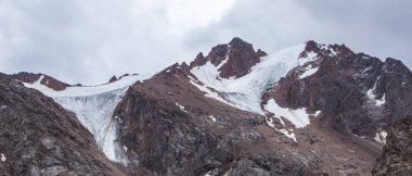 Panoramik Talgar Pass Tien Shan dağlarında arkasında. Tepeler 