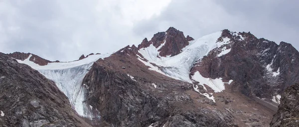 Panoramik Talgar Pass Tien Shan dağlarında arkasında. Tepeler 
