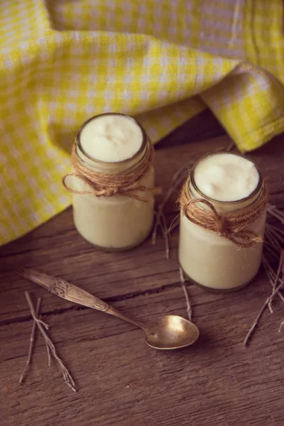 kaşık ve kurutulmuş yoğurt kavanoz peçete, ahşap tablo 