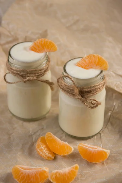 Yougurt orgânico com tangerina fresca em frascos de vidro — Fotografia de Stock