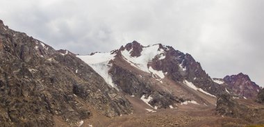 Panoramik Talgar Pass Tien Shan dağlarında arkasında. Tepeler 