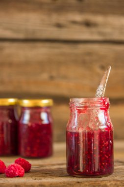 Ev yapımı reçel ahududu ahşap tablo