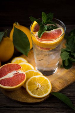 Bir cam ölçek buz, yeşil nane, kırmızı orang taze limonata