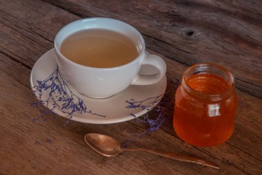 Çay bal kavanozuna ahşap masa üzerinde