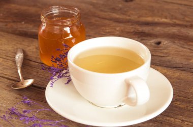 Çay bal kavanozuna ahşap masa üzerinde