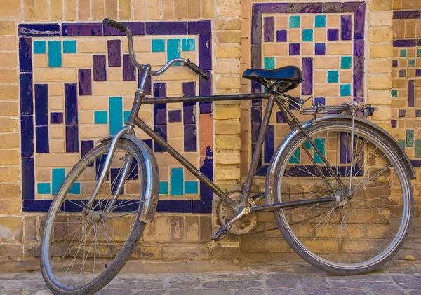 Bycicle near the wall with traditional floral mosaic decoration, — Stock Photo, Image