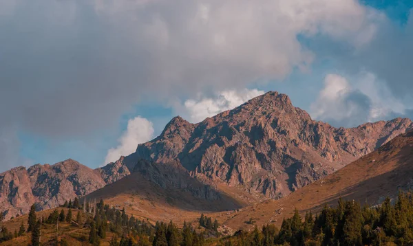 Picos cerca del paso de Talgar en la estación de esquí de Shymbulak a la hora de verano, T —  Fotos de Stock