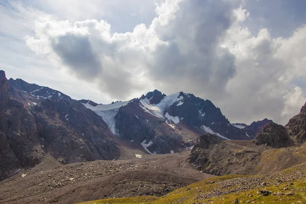 Picos cubiertos de nieve detrás del paso de Talgar en las montañas de Tien Shan, Al —  Fotos de Stock