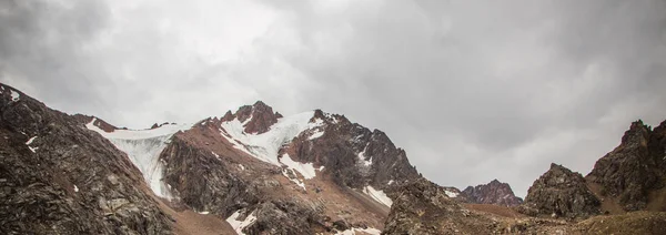 Panoramiczny widok za Talgar Przełęcz w górach Tien Shan. Szczyty — Zdjęcie stockowe