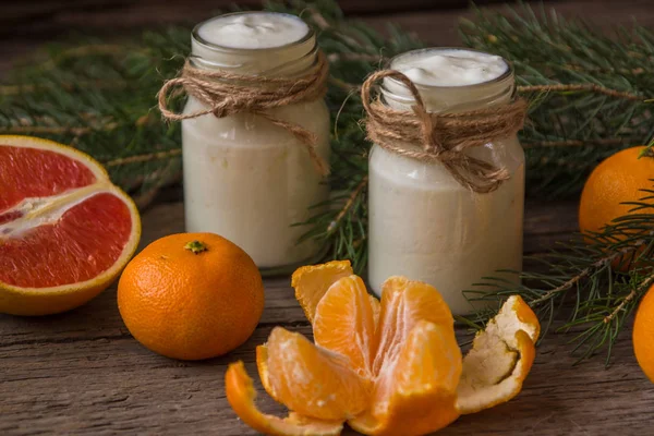 Naturalne skladanie w słoikach z mandarynki, czerwony pomarańczowy i jodła branc — Zdjęcie stockowe