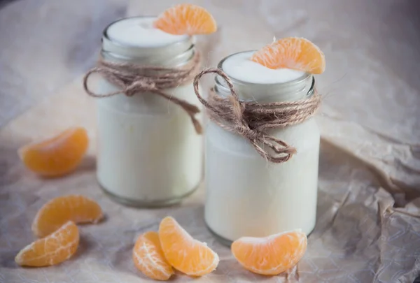 Bio-Joghurt mit frischer Mandarine im Glas — Stockfoto