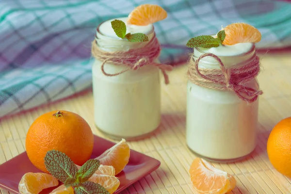 Frischer Bio-natürlicher weißer Joghurt im Glas mit Mandarine — Stockfoto