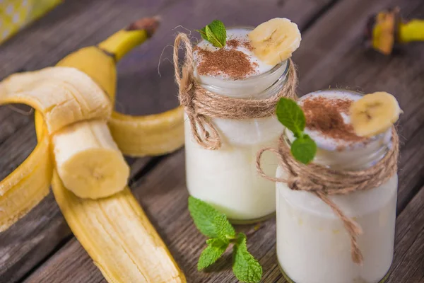 Органический домашний сладкий молочный десерт с бананом, корицей и ми — стоковое фото