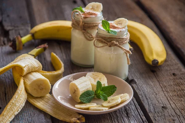Biomléko domácí sladký dezert s banánem, skořice a mi — Stock fotografie