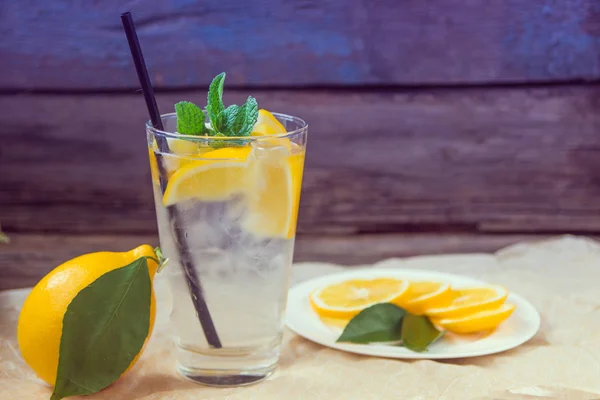 Citronnade fraîche en verre avec menthe et glace — Photo