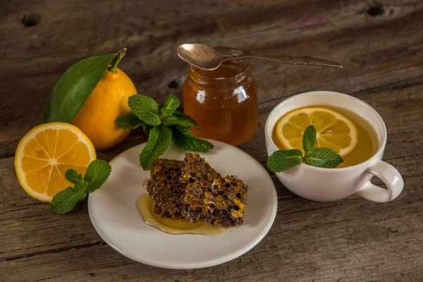 Méhsejt méz jar, zöld tea, citrom, levél és a menta — Stock Fotó