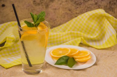 Nane ve buz ile cam taze limonata 