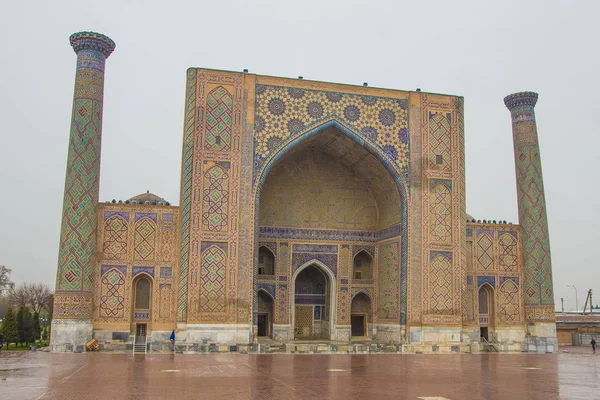 Ulugh Beg Madrasah on Registan square, Samarkand, Uzbekistan — Stock Photo, Image