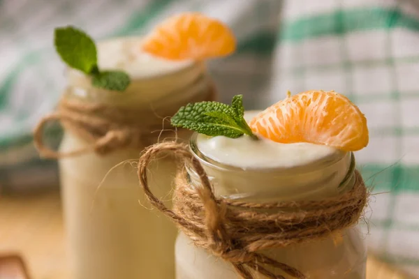 Yaourt blanc naturel organig frais dans des bocaux en verre à la mandarine — Photo