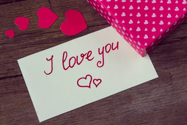 Beyaz kağıt ve kalpli hediye kutusu üzerindeki el yazısıyla seniseviyorum