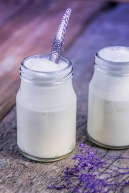 Mor kurutulmuş bitki ahşap tablo kavanoza yoğurt