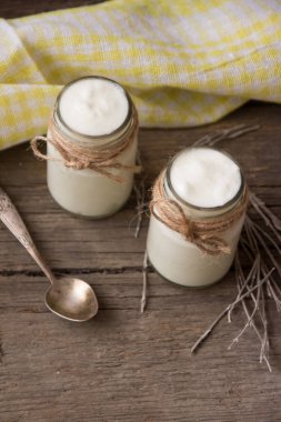 kaşık ve kurutulmuş yoğurt kavanoz peçete, ahşap tablo 