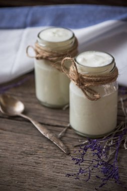 kaşık ve kurutulmuş yoğurt kavanoz peçete, ahşap tablo 