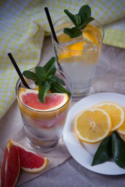 İki cam bardak su kırmızı portakal, limon, nane ve buz ile. Fr