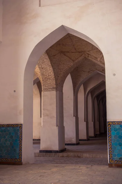 Arcos árabes en la mezquita Kolon. Bujará. Uzbekistán, Asi Central — Foto de Stock