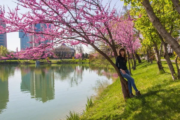 Lente in Tasjkent stad. Jonge vrouw verblijft in de buurt van lake een — Stockfoto