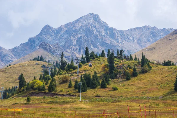 Shymbulak ski resort at early autumn time. Cableway in the mount — Stock Photo, Image