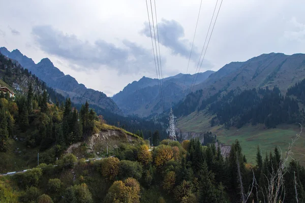 Garganta de Tuyk su cerca de la estación de esquí de Shymbulak. Montañas Tien Shan en —  Fotos de Stock