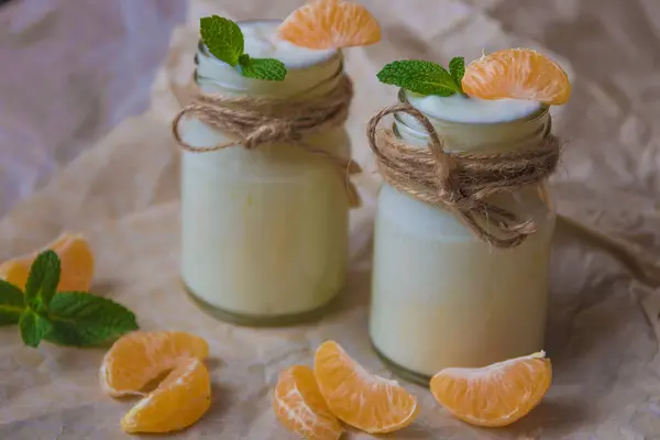 Yougurt bio à la mandarine fraîche et menthe dans des bocaux en verre — Photo